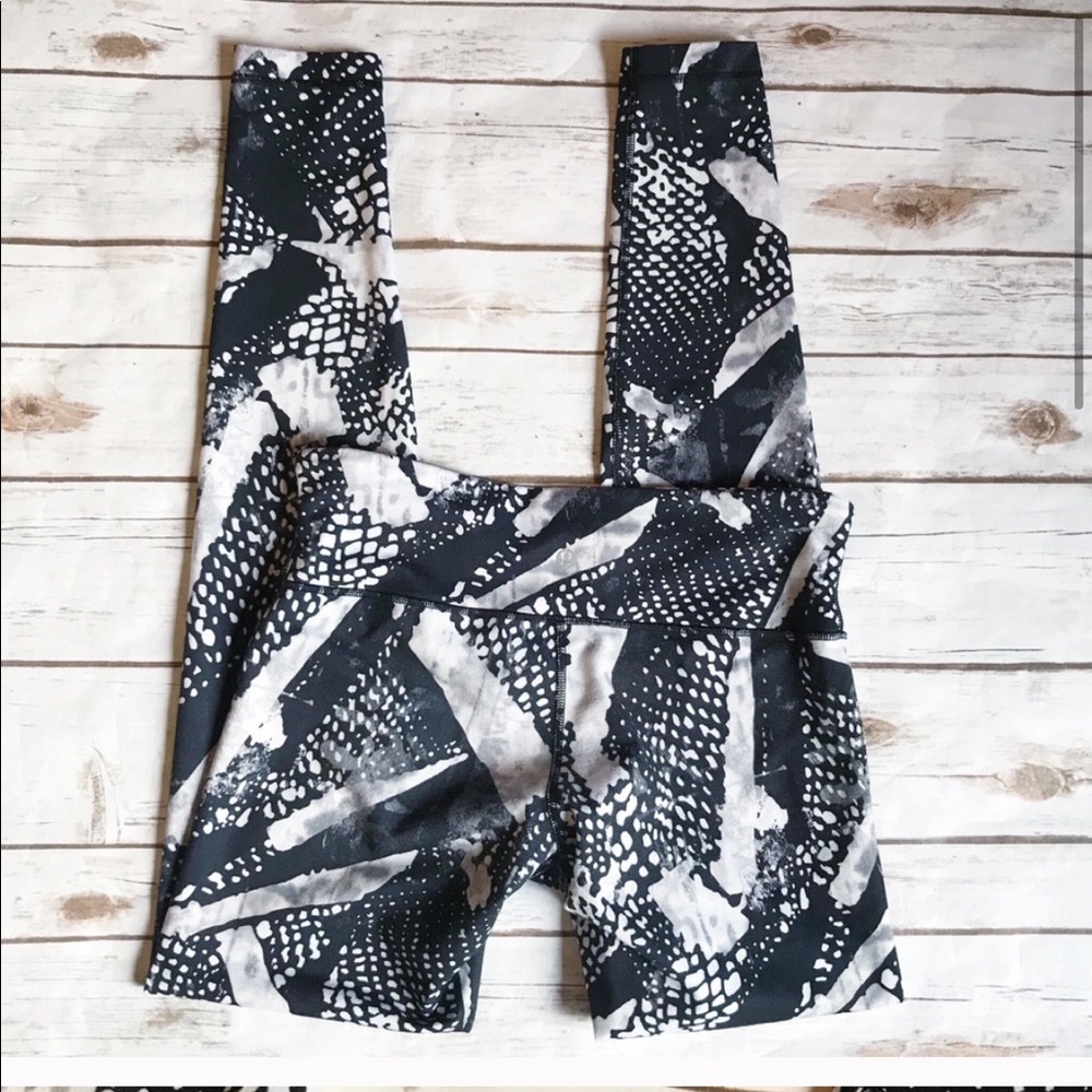 Lululemon static mist wunder unders!! - Picture 2 of 5